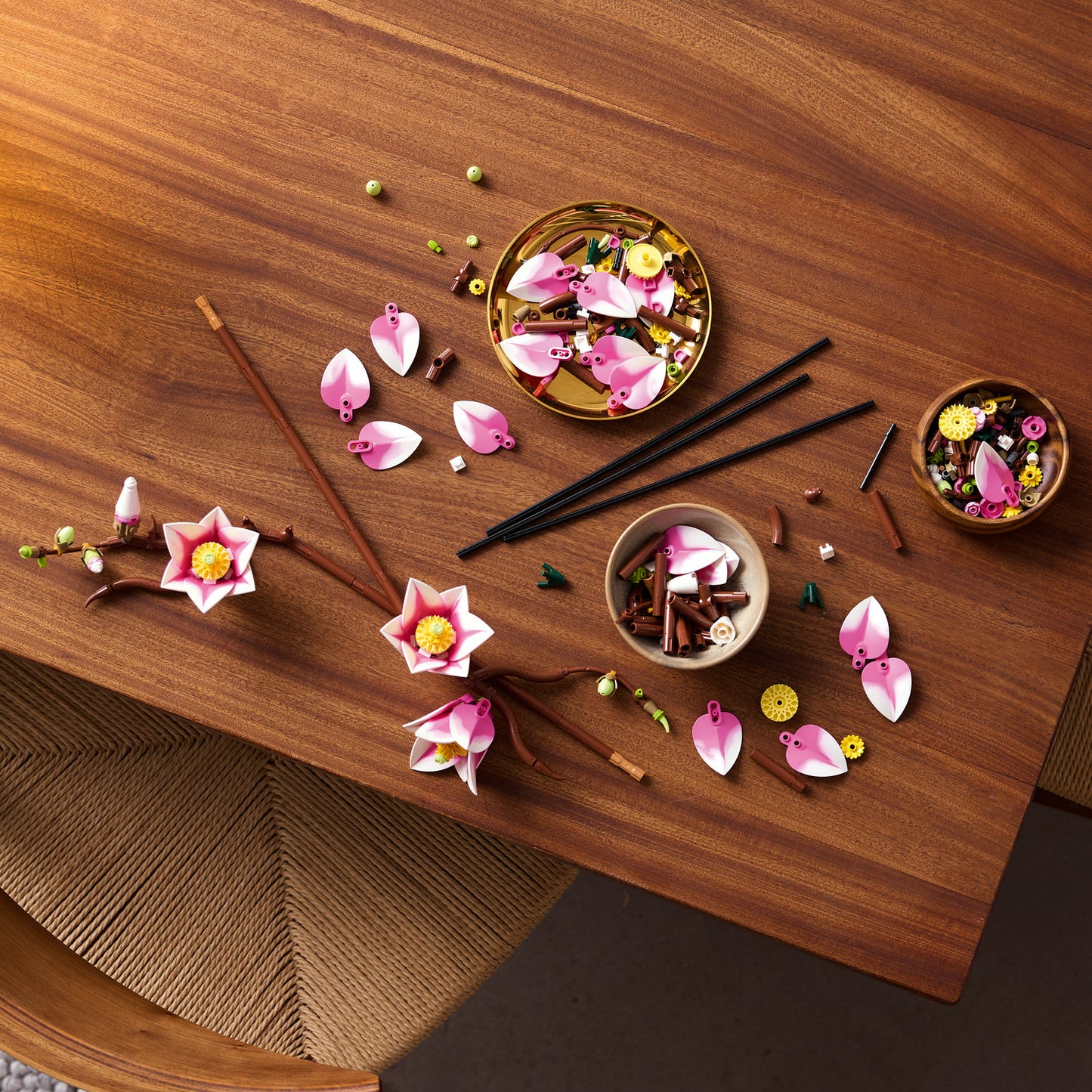 LEGO Botanicals Magnoliatakken – Bouwpakket voor Volwassenen met Nepbloemen – 5 Magnolia’s  Kunstbloemen – Slaapkamer- of Woonkamerdecoratie – DIY Cadeau voor Vrouwen – 11510