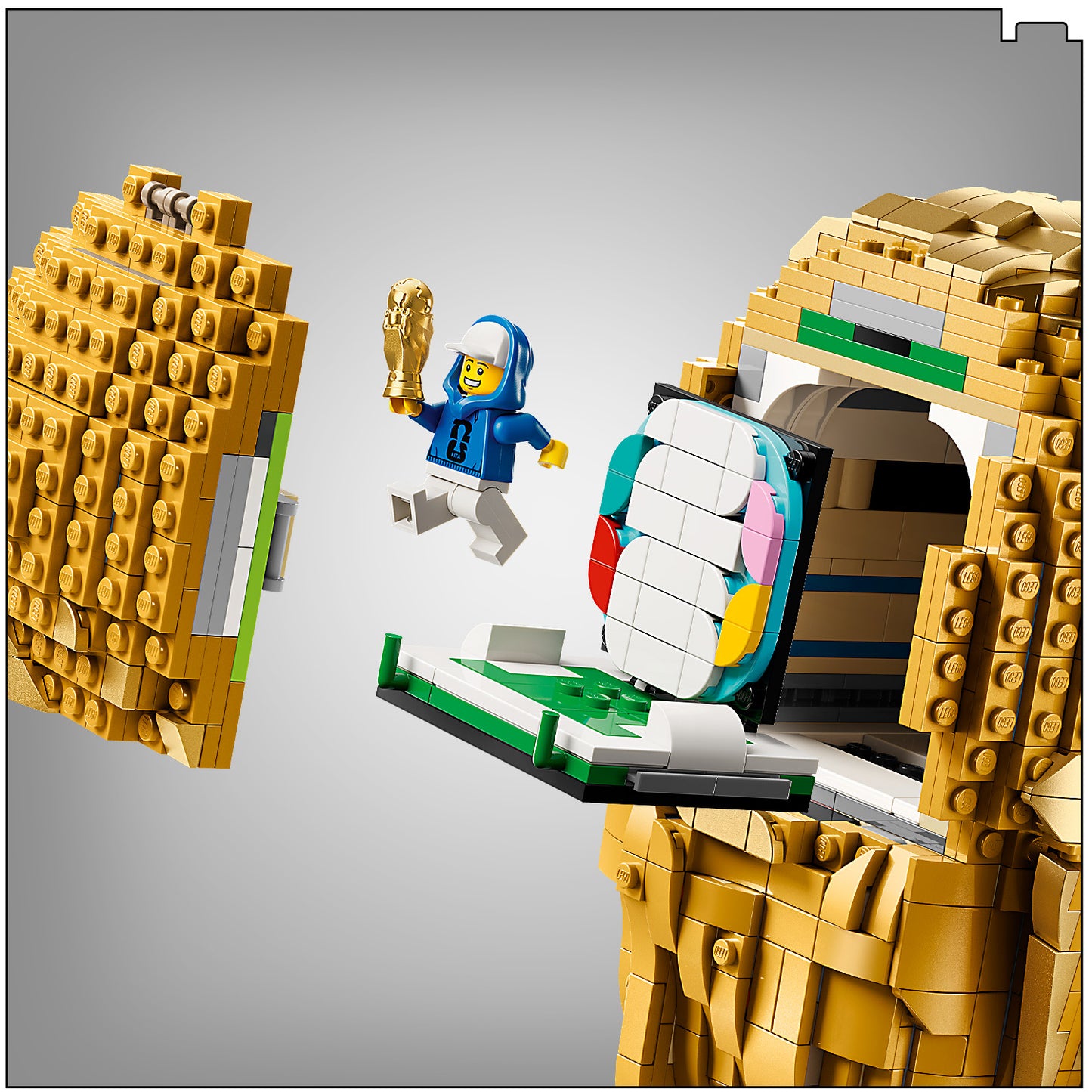 LEGO Editions Officiële FIFA World Cup Trofee – 3D DIY Bouwpakket voor Kinderen en Tieners met Verzamelbare Minifiguur – WK Voetbal Cadeau voor Jongens, Meisjes en Volwassen Fans Vanaf 12 Jaar – 43020