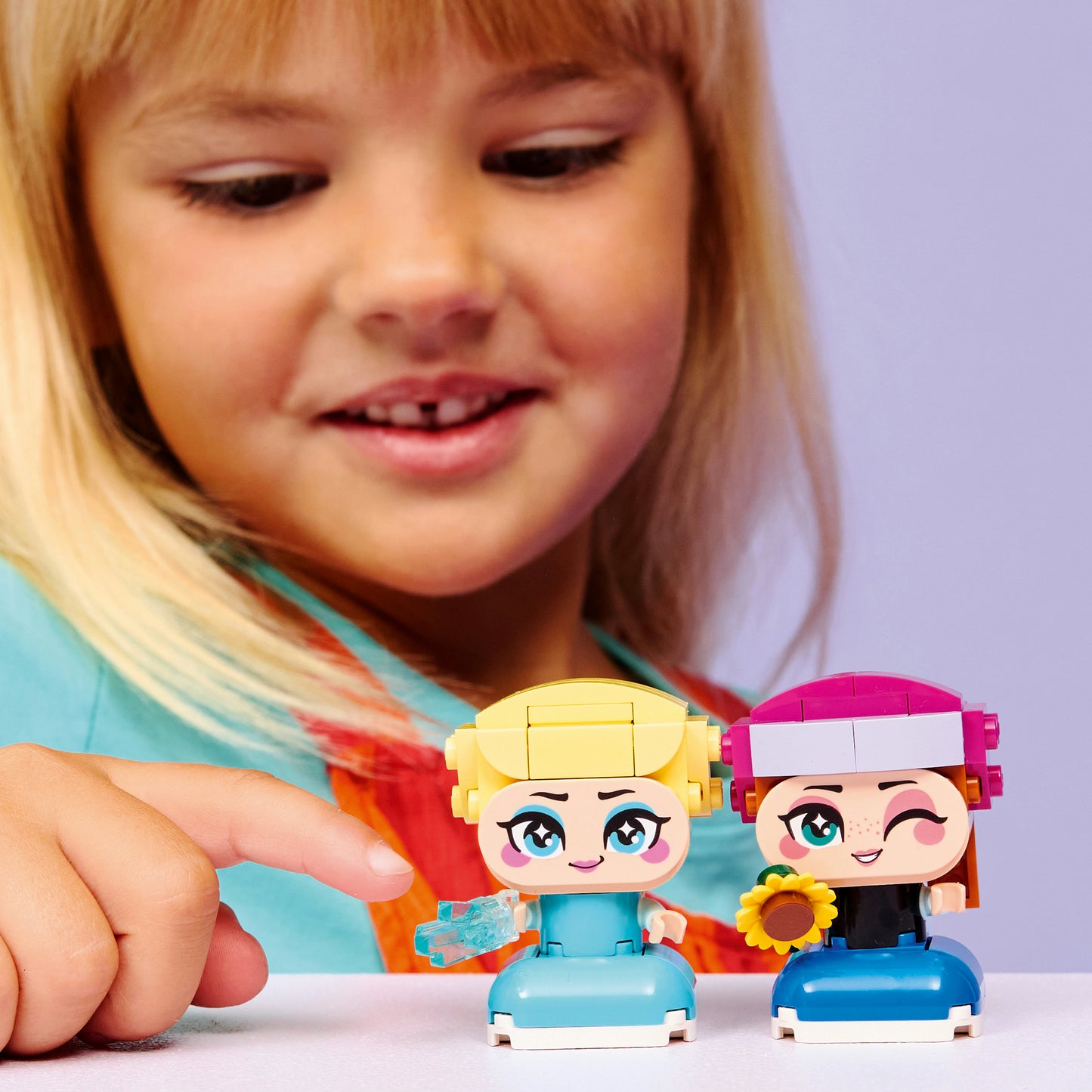LEGO® ǀ Disney Frozen Mini Anna en Elsa - 2 Frozen Bouwfiguren voor Kinderen Vanaf 5 Jaar - 43284